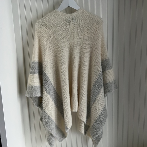 Anthropologie Saturday Sunday Fuzzy Cream & Gray Poncho Cardigan - Picture 7 of 7